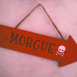 Red wooden arrow to show the way to the morgue